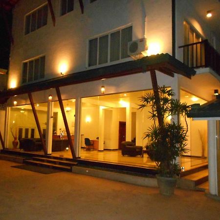 Onreech Hotel Seeduwa Bagian luar foto