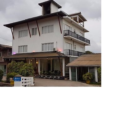 Onreech Hotel Seeduwa Bagian luar foto