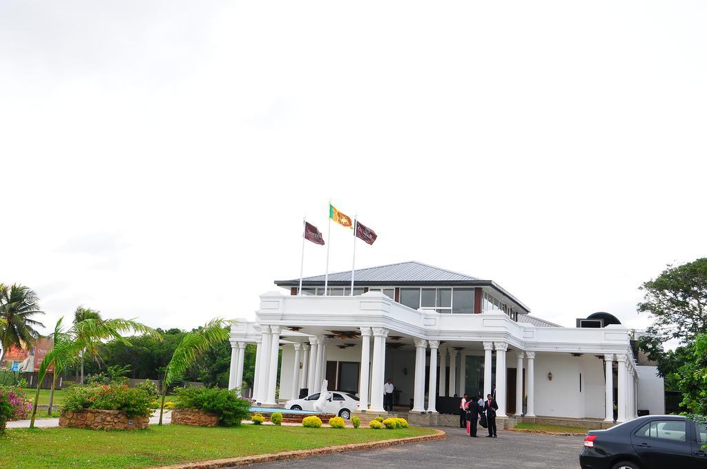 Onreech Hotel Seeduwa Bagian luar foto