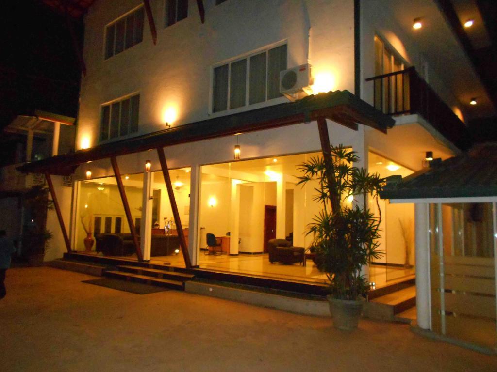 Onreech Hotel Seeduwa Bagian luar foto